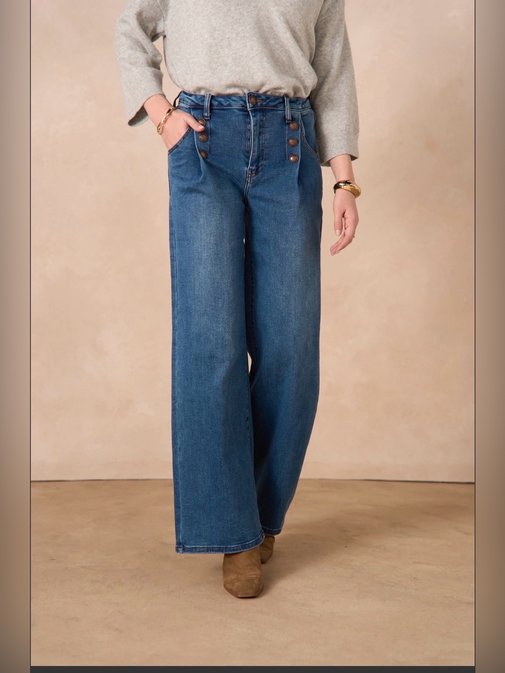 FR40. From France 🇫🇷 Super stretchy bronze button jeans